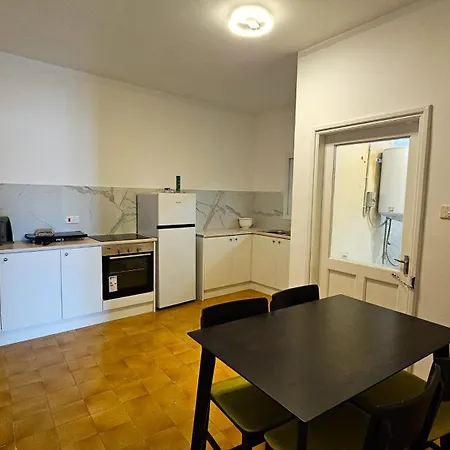 Sky Way Apartment, 150m From Chabad Lubavitch Διαμέρισμα *